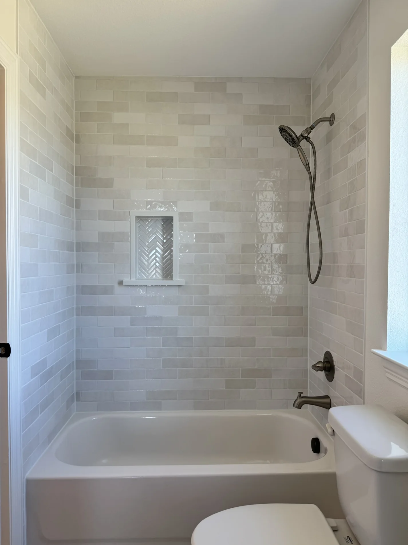 Tiled bathtub surround with decorative niche